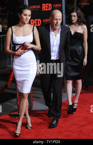 Bruce Willis acteur assiste à la première de the motion picture film d'action 'Red', avec sa fille Rumer Willis au Grauman's Chinese Theatre dans la section Hollywood de Los Angeles le 11 octobre 2010. UPI/Jim Ruymen Banque D'Images