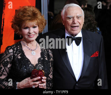 Ernest acteur Idaho et son épouse Tova assister à la première de the motion picture film d'action 'Red', au Grauman's Chinese Theatre dans la section Hollywood de Los Angeles le 11 octobre 2010. UPI/Jim Ruymen Banque D'Images