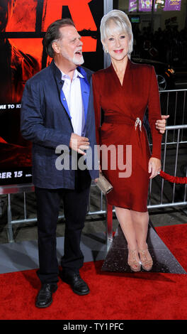 Réalisateur Taylor Hackford pose avec une découpe en carton de sa femme, l'acteur Helen Mirren, qui ne pouvaient pas assister en raison de tournage, lors de la première de la motion picture film d'action 'Red', au Grauman's Chinese Theatre dans la section Hollywood de Los Angeles le 11 octobre 2010. UPI/Jim Ruymen Banque D'Images