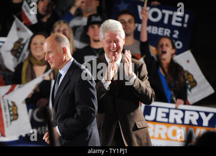L'ancien président Bill Clinton (R) réagit comme procureur général de Californie et candidat au poste de gouverneur démocrate Jerry Brown est présenté au cours d'un rendez-vous sortir le vote rally à l'UCLA à Los Angeles le 15 octobre 2010. UPI/Jim Ruymen Banque D'Images