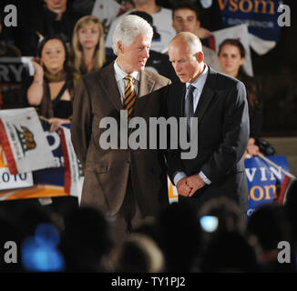 L'ancien président Bill Clinton (L) et Procureur général de Californie et candidat au poste de gouverneur démocrate Jerry Brown (R) confèrent au cours d'un rendez-vous sortir le vote rally à l'UCLA à Los Angeles le 15 octobre 2010. UPI/Jim Ruymen Banque D'Images