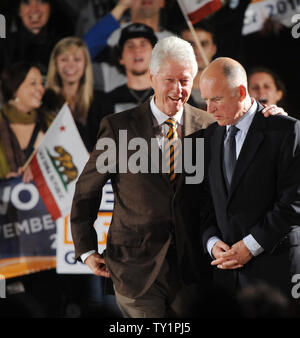L'ancien président Bill Clinton (L) et Procureur général de Californie et candidat au poste de gouverneur démocrate Jerry Brown (R) confèrent au cours d'un rendez-vous sortir le vote rally à l'UCLA à Los Angeles le 15 octobre 2010. UPI/Jim Ruymen Banque D'Images