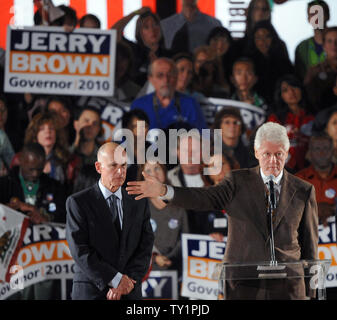 L'ancien président Bill Clinton (R) parle au nom du procureur général de Californie et candidat au poste de gouverneur démocrate Jerry Brown (L) au cours d'un rendez-vous sortir le vote rally à l'UCLA à Los Angeles le 15 octobre 2010. UPI/Jim Ruymen Banque D'Images