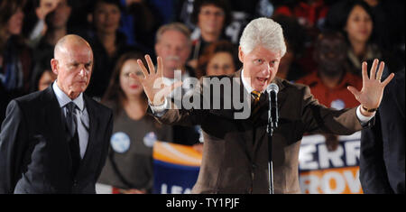 L'ancien président Bill Clinton (R) parle au nom du procureur général de Californie et candidat au poste de gouverneur démocrate Jerry Brown (L) au cours d'un rendez-vous sortir le vote rally à l'UCLA à Los Angeles le 15 octobre 2010. UPI/Jim Ruymen Banque D'Images