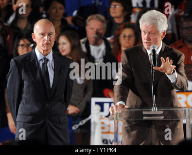 L'ancien président Bill Clinton (R) parle au nom du procureur général de Californie et candidat au poste de gouverneur démocrate Jerry Brown (L) au cours d'un rendez-vous sortir le vote rally à l'UCLA à Los Angeles le 15 octobre 2010. UPI/Jim Ruymen Banque D'Images