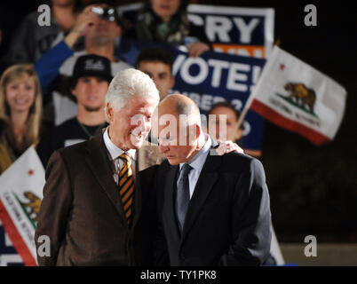 L'ancien président Bill Clinton (L) et Procureur général de Californie et candidat au poste de gouverneur démocrate Jerry Brown (R) confèrent au cours d'un rendez-vous sortir le vote rally à l'UCLA à Los Angeles le 15 octobre 2010. UPI/Jim Ruymen Banque D'Images