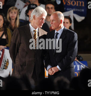 L'ancien président Bill Clinton (L) et Procureur général de Californie et candidat au poste de gouverneur démocrate Jerry Brown (R) confèrent au cours d'un rendez-vous sortir le vote rally à l'UCLA à Los Angeles le 15 octobre 2010. UPI/Jim Ruymen Banque D'Images