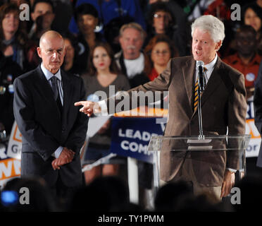 L'ancien président Bill Clinton (R) parle au nom du procureur général de Californie et candidat au poste de gouverneur démocrate Jerry Brown (L) au cours d'un rendez-vous sortir le vote rally à l'UCLA à Los Angeles le 15 octobre 2010. UPI/Jim Ruymen Banque D'Images