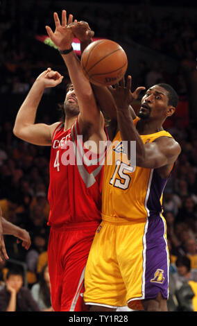 Les Houston Rockets avant Luis Scola (4) et Los Angeles Lakers petit ailier Ron Objet fabriqué (15) Bataille pour la balle dans la première moitié de leur basket de la NBA à Los Angeles le 26 octobre 2010. Les Lakers gagné 112 à 110. UPI/Lori Shepler Banque D'Images