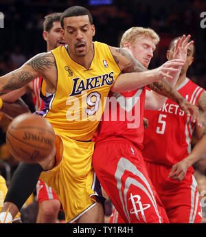 Les Houston Rockets petit ailier Chase Budinger (10) et Los Angeles Lakers petit ailier Matt Barnes (9) bataille pour la balle dans la première moitié de leur basket de la NBA à Los Angeles le 26 octobre 2010. Les Lakers gagné 112 à 110. UPI/Lori Shepler Banque D'Images