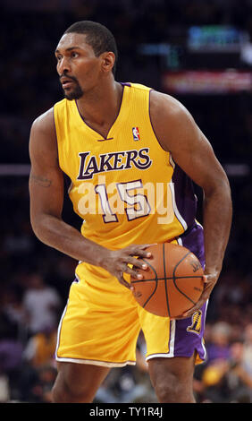 Los Angeles Lakers petit ailier Ron Objet fabriqué (15) pendant le match contre les Rockets de Houston dans la première moitié de leur basket de la NBA à Los Angeles le 26 octobre 2010. Les Lakers gagné 112 à 110. UPI/Lori Shepler Banque D'Images