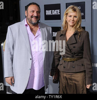 Producteur Joel Silver et sa femme Karyn Domaines assister à la première du film comédie 'Date de début', au Grauman's Chinese Theatre dans la section Hollywood de Los Angeles le 28 octobre 2010. UPI/Jim Ruymen Banque D'Images