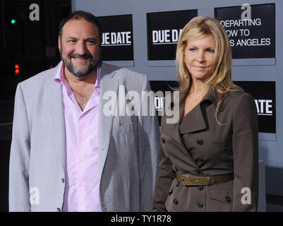 Producteur Joel Silver et sa femme Karyn Domaines assister à la première du film comédie 'Date de début', au Grauman's Chinese Theatre dans la section Hollywood de Los Angeles le 28 octobre 2010. UPI/Jim Ruymen Banque D'Images