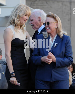 L'actrice Laura Dern, son père, l'acteur Bruce Dern et mère, l'actrice Diane Ladd (L-R) Écouter, pendant une cérémonie de dévoilement d'étoiles triples où ils ont chacun reçu une étoile sur le Hollywood Walk of Fame à Los Angeles le 1 novembre 2010. UPI/Jim Ruymen Banque D'Images