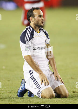 Los Angeles Galaxy avant Landon Donovan après avoir raté un but contre le FC Dallas dans la conférence de l'Ouest Fiinal match au Home Depot Center à Carson, Californie le 14 novembre 2010. UPI/Lori Shepler. Banque D'Images