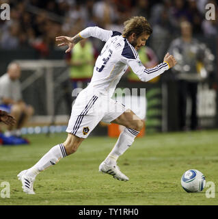 Los Angeles Galaxy le milieu de terrain David Beckham (23) chasse après la balle contre le FC Dallas dans la conférence de l'Ouest Fiinal match au Home Depot Center à Carson, Californie le 14 novembre 2010. UPI/Lori Shepler. Banque D'Images