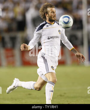 Los Angeles Galaxy le milieu de terrain David Beckham (23) chasse après la balle contre le FC Dallas dans la conférence de l'Ouest Fiinal match au Home Depot Center à Carson, Californie le 14 novembre 2010. UPI/Lori Shepler. Banque D'Images