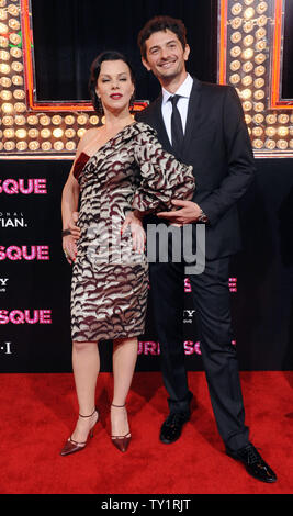 L'actrice Debi Mazar et son mari Gabriele Corcos assister à la première de la comédie musicale romantique drame motion photo 'Burlesque', au Grauman's Chinese Theatre dans la section Hollywood de Los Angeles le 15 novembre 2010. UPI/Jim Ruymen Banque D'Images