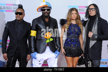 Les Black Eyed Peas, APL.de.ap, Will.i.am, Fergie et Taboo (L-R) arriver à la 2010 American Music Awards à Los Angeles le 21 novembre 2010. UPI/Jim Ruymen Banque D'Images