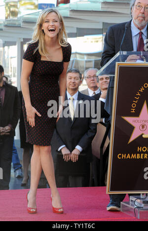 L'actrice Reese Witherspoon réagit aux commentaires du réalisateur James Brooks (R) au cours d'une cérémonie de dévoilement de l'honorer Witherspoon 2,425ème étoile sur le Hollywood Walk of Fame à Los Angeles le 1 décembre 2010. UPI/Jim Ruymen Banque D'Images