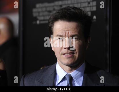 L'acteur Mark Wahlberg assiste à la première du film "Le chasseur" au Grauman's Chinese Theatre dans la section Hollywood de Los Angeles le 6 décembre 2010. UPI/Phil McCarten Banque D'Images