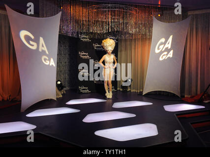 300 000 $ d'une figure de cire de la chanteuse pop Lady Gaga, ci-dessus, est dévoilée par Perez Hilton personnalité au musée de cire Madame Tussaud's dans la section Hollywood de Los Angeles le 9 décembre 2010. Los Angeles se joint aux sept autres attractions de Madame Tussauds dans le monde entier en révélant de nouvelles figures de Lady Gaga jeudi. UPI/Jim Ruymen Banque D'Images