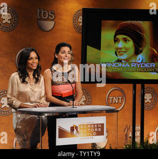 Actrices Rosario Dawson (L) et Angie Harmon annoncer les nominations pour la 17e édition des Screen Actors Guild Awards à West Hollywood, Californie le 16 décembre 2010. La SAG Awards aura lieu à Los Angeles le 30 janvier 2011. UPI/Jim Ruymen Banque D'Images