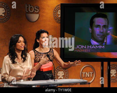 Actrices Rosario Dawson (L) et Angie Harmon annoncer les nominations pour la 17e édition des Screen Actors Guild Awards à West Hollywood, Californie le 16 décembre 2010. La SAG Awards aura lieu à Los Angeles le 30 janvier 2011. UPI/Jim Ruymen Banque D'Images