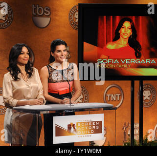 Actrices Rosario Dawson (L) et Angie Harmon annoncer les nominations pour la 17e édition des Screen Actors Guild Awards à West Hollywood, Californie le 16 décembre 2010. La SAG Awards aura lieu à Los Angeles le 30 janvier 2011. UPI/Jim Ruymen Banque D'Images