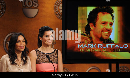 Actrices Rosario Dawson (L) et Angie Harmon annoncer les nominations pour la 17e édition des Screen Actors Guild Awards à West Hollywood, Californie le 16 décembre 2010. La SAG Awards aura lieu à Los Angeles le 30 janvier 2011. UPI/Jim Ruymen Banque D'Images