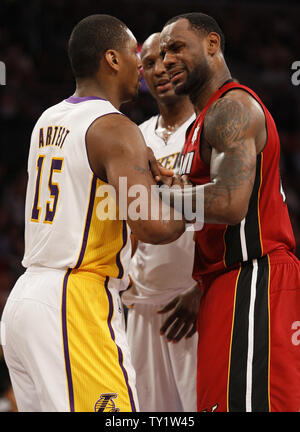 Los Angeles Lakers petit ailier Ron Objet fabriqué (15) et le Miami Heat petit ailier LeBron James (6) obtenir empêtré dans la première moitié de leur basket de la NBA à Los Angeles le 25 décembre 2010. UPI/Lori Shepler Banque D'Images