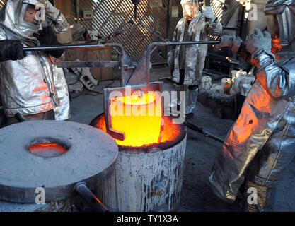 Les travailleurs de fire convient à se préparer à verser dans des moules en métal bronze fondu pendant le coulage de la Screen Actors Guild Award statuettes, à l'American Fine Arts Foundry le 21 janvier 2011 à Burbank, Californie. La remise des prix auront lieu à Los Angeles le 30 janvier. UPI/Jim Ruymen Banque D'Images