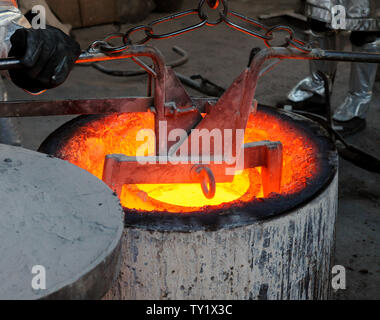 Les travailleurs de fire convient à se préparer à verser dans des moules en métal bronze fondu pendant le coulage de la Screen Actors Guild Award statuettes, à l'American Fine Arts Foundry le 21 janvier 2011 à Burbank, Californie. La remise des prix auront lieu à Los Angeles le 30 janvier. UPI/Jim Ruymen Banque D'Images