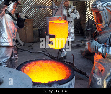 Les travailleurs de fire convient à se préparer à verser dans des moules en métal bronze fondu pendant le coulage de la Screen Actors Guild Award statuettes, à l'American Fine Arts Foundry le 21 janvier 2011 à Burbank, Californie. La remise des prix auront lieu à Los Angeles le 30 janvier. UPI/Jim Ruymen Banque D'Images