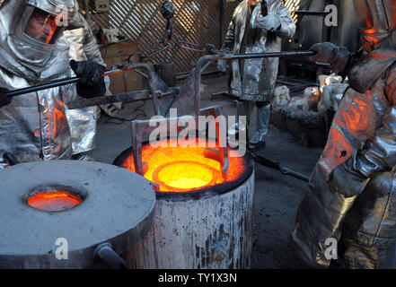 Les travailleurs de fire convient à se préparer à verser dans des moules en métal bronze fondu pendant le coulage de la Screen Actors Guild Award statuettes, à l'American Fine Arts Foundry le 21 janvier 2011 à Burbank, Californie. La remise des prix auront lieu à Los Angeles le 30 janvier. UPI/Jim Ruymen Banque D'Images