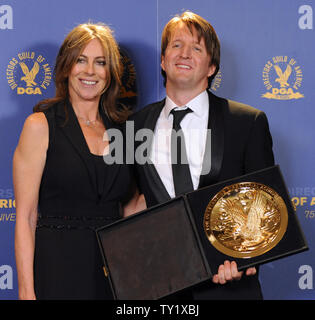 Tom Hooper, directeur de The King's speech", apparaît dans les coulisses avec son Award for Outstanding Achievement directorial en long métrage au 63e congrès annuel de la Directors Guild of America Awards (DGA) à Los Angeles le 29 janvier 2011. À gauche est directeur et présentateur Prix Kathryn Bigelow. UPI/Jim Ruymen Banque D'Images