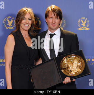 Tom Hooper, directeur de The King's speech", apparaît dans les coulisses avec son Award for Outstanding Achievement directorial en long métrage au 63e congrès annuel de la Directors Guild of America Awards (DGA) à Los Angeles le 29 janvier 2011. À gauche est directeur et présentateur Prix Kathryn Bigelow. UPI/Jim Ruymen Banque D'Images