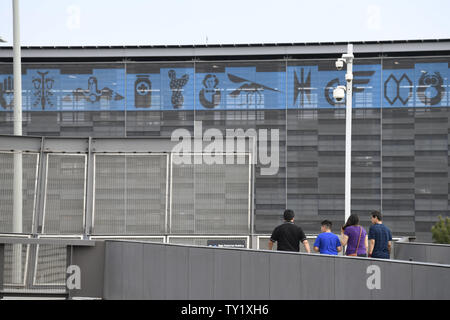 San Diego, CA, USA. 25 Juin, 2019. Les piétons entrent aux États-Unis à l'entrée du Port de San Ysidro mardi 25 juin 2019, à San Diego. Credit : Denis Poroy/ZUMA/Alamy Fil Live News Banque D'Images