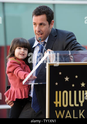 Acteur Adam Sandler détient sa fille Sunny comme il fait des commentaires au cours d'une cérémonie de dévoilement d'honorer avec le 2,431e étoile sur le Hollywood Walk of Fame à Los Angeles le 1 février 2011. UPI/Jim Ruymen Banque D'Images