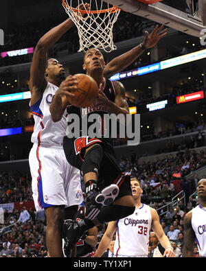 Garde Chicago Bulls Derrick Rose fait un reverse layup contre les Los Angeles Clippers' centre de DeAndre Jordan au cours de premier trimestre l'action au Staples Center Le 2 février 2011. Les taureaux défait les Clippers 106-88. UPI/Jon SooHoo Banque D'Images