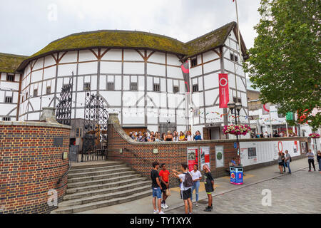 La restauration populaire le Théâtre du Globe de Shakespeare sur la rive sud de la rivière Thames Embankment, Southwark, London SE1 et les touristes Banque D'Images