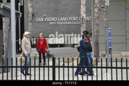 San Diego, CA, USA. 25 Juin, 2019. Les piétons entrent aux États-Unis à l'entrée du Port de San Ysidro mardi 25 juin 2019, à San Diego. Credit : Denis Poroy/ZUMA/Alamy Fil Live News Banque D'Images
