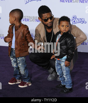 Usher (C) arrive avec ses fils Naviyd Ely Raymond (L) et Usher Raymond V de la première de l'3D motion photo documentaire 'Justin Bieber : ne jamais dire jamais' au Nokia Theatre de Los Angeles le 8 février 2011. UPI/Jim Ruymen Banque D'Images