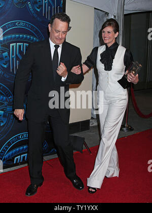 Tom Hanks et Julia Roberts arrivent sur le tapis rouge après Roberts a reçu le Prix du Conseil des gouverneurs lors de la 25th Annual American Society of Cinematographers Awards dans la section Hollywood de Los Angeles le 13 février 2011. UPI/David Silpa Banque D'Images