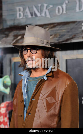 L'acteur Johnny Depp, qui exprime les caractères titulaire dans le Rango animated motion photo 'Rango', arrive à la première du film à Los Angeles le 14 février 2011UPI/Jim Ruymen Banque D'Images