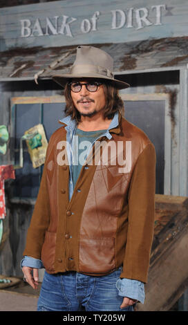 L'acteur Johnny Depp, qui exprime les caractères titulaire dans le Rango animated motion photo 'Rango', arrive à la première du film à Los Angeles le 14 février 2011UPI/Jim Ruymen Banque D'Images