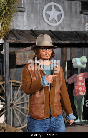L'acteur Johnny Depp, qui exprime les caractères titulaire dans le Rango animated motion photo 'Rango', arrive à la première du film à Los Angeles le 14 février 2011UPI/Jim Ruymen Banque D'Images