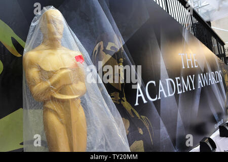 Une statue d'Oscar est vu l'objet sur le tapis rouge à l'extérieur du théâtre Kodak que les préparations sont faites pour le 83rd Annual Academy Awards dans la section Hollywood de Los Angeles, le 25 février 2011. UPI/Kevin Dietsch.. Banque D'Images