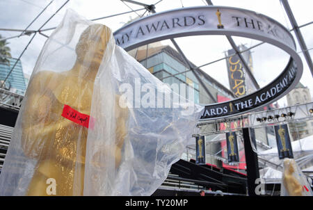 Une statue d'Oscar est vu l'objet sur le tapis rouge à l'extérieur du théâtre Kodak que les préparations sont faites pour le 83rd Annual Academy Awards dans la section Hollywood de Los Angeles, le 25 février 2011. UPI/Kevin Dietsch.. Banque D'Images