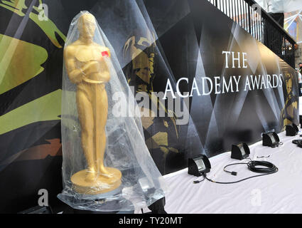Une statue d'Oscar est vu l'objet sur le tapis rouge à l'extérieur du théâtre Kodak que les préparations sont faites pour le 83rd Annual Academy Awards dans la section Hollywood de Los Angeles, le 25 février 2011. UPI/Kevin Dietsch.. Banque D'Images